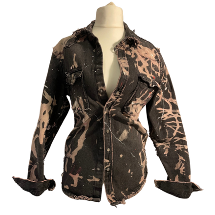 Veste en jean noir décolorée et usée