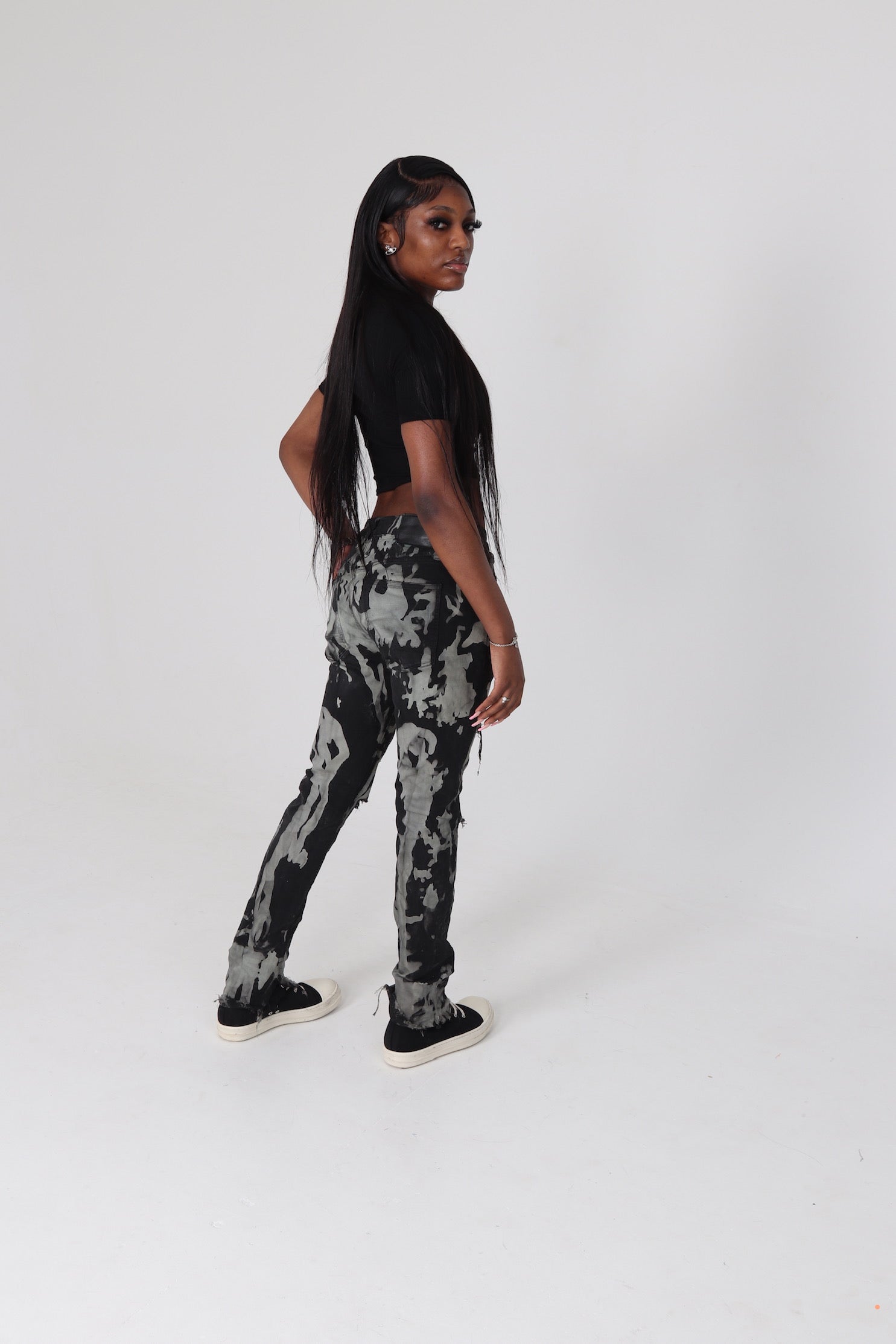 Ourlets skinny décolorés à motif tête de mort vert