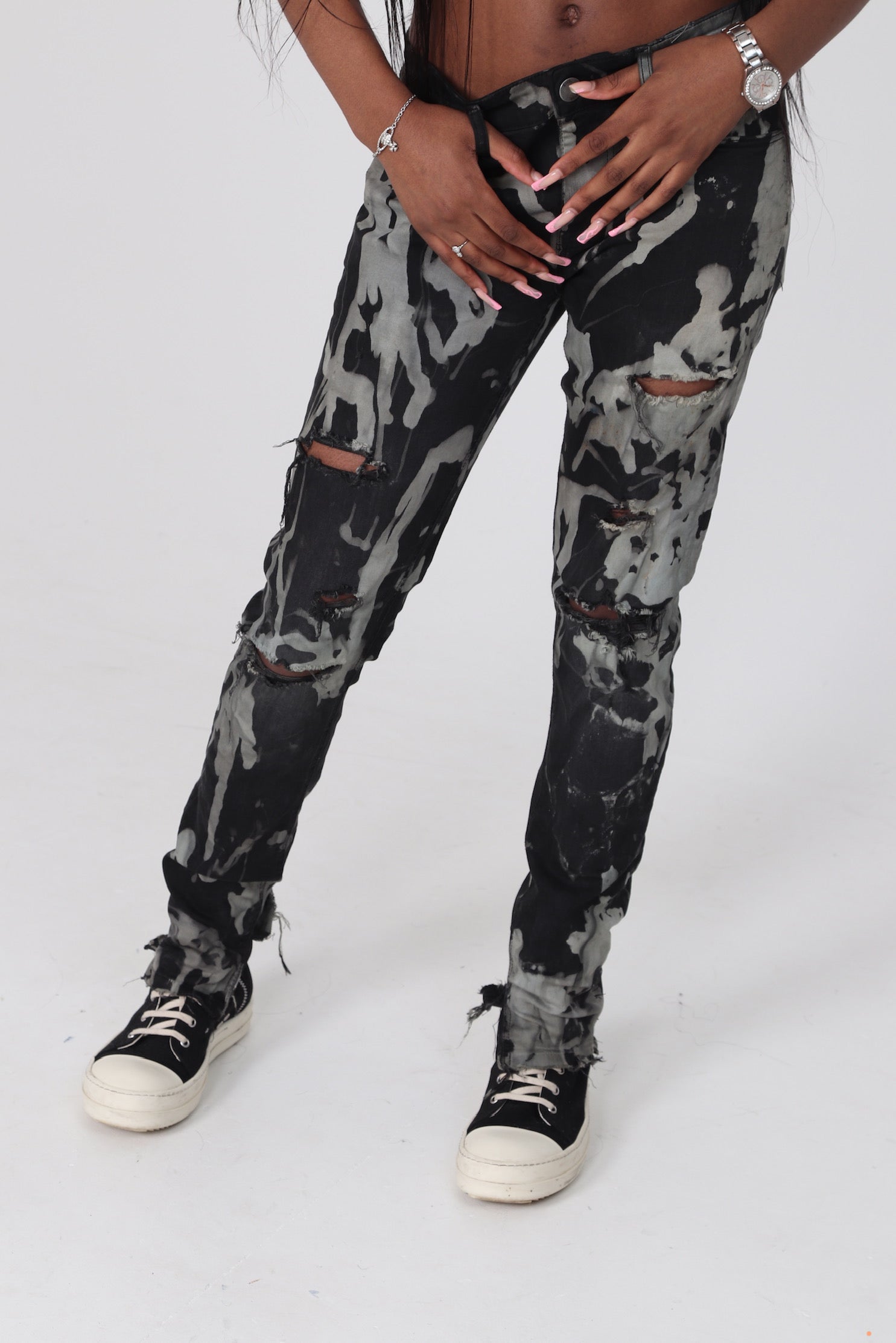 Ourlets skinny décolorés à motif tête de mort vert